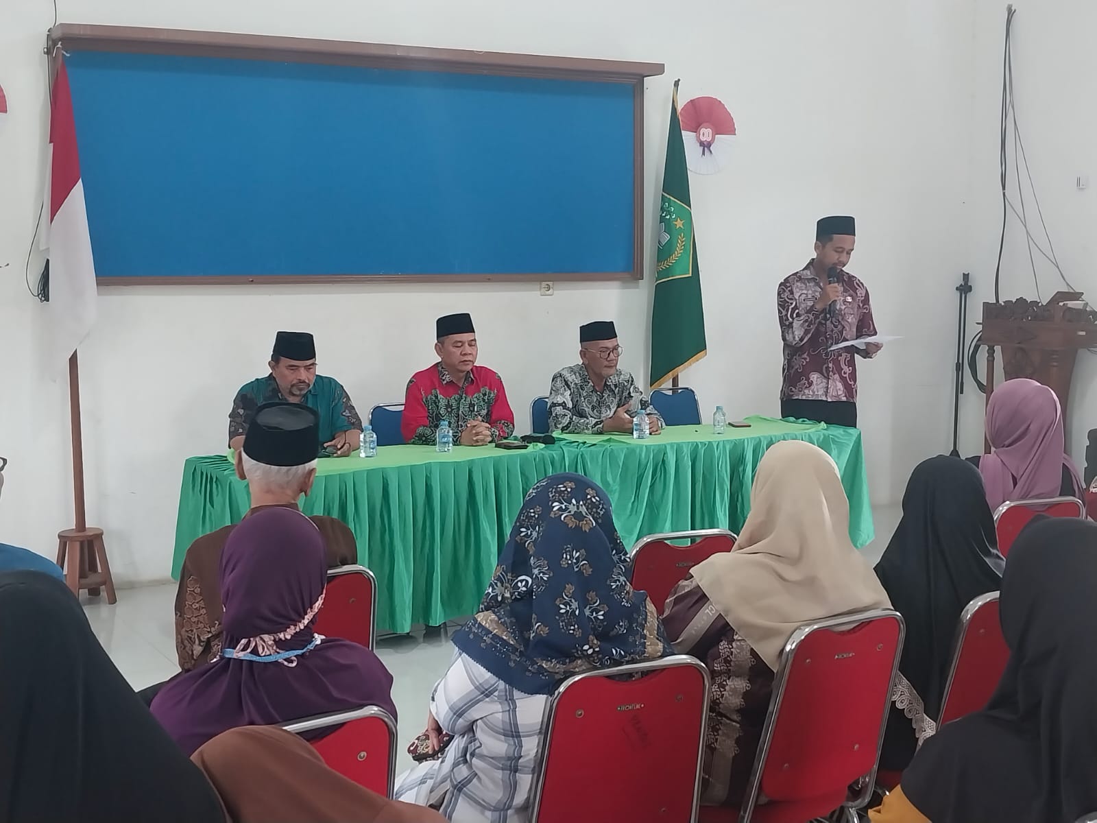 BERI ARAHAN : Plt Kepala Kanwil Kemenhajum Kaltara saat memberikan arahan kepada CJH di Malinau