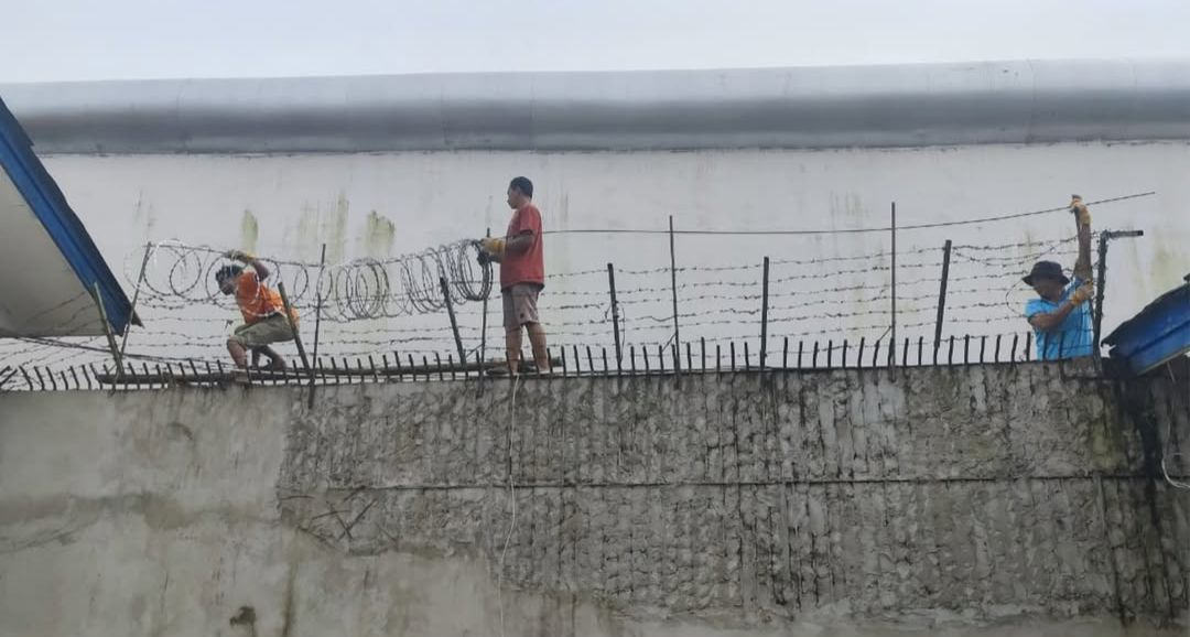 LAPAS KELAS II A TARAKAN  PEMASANGAN: Untuk memperketat pengamanan di Lapas Kelas IIA Tarakan dilakukan pemasangan kawat silet