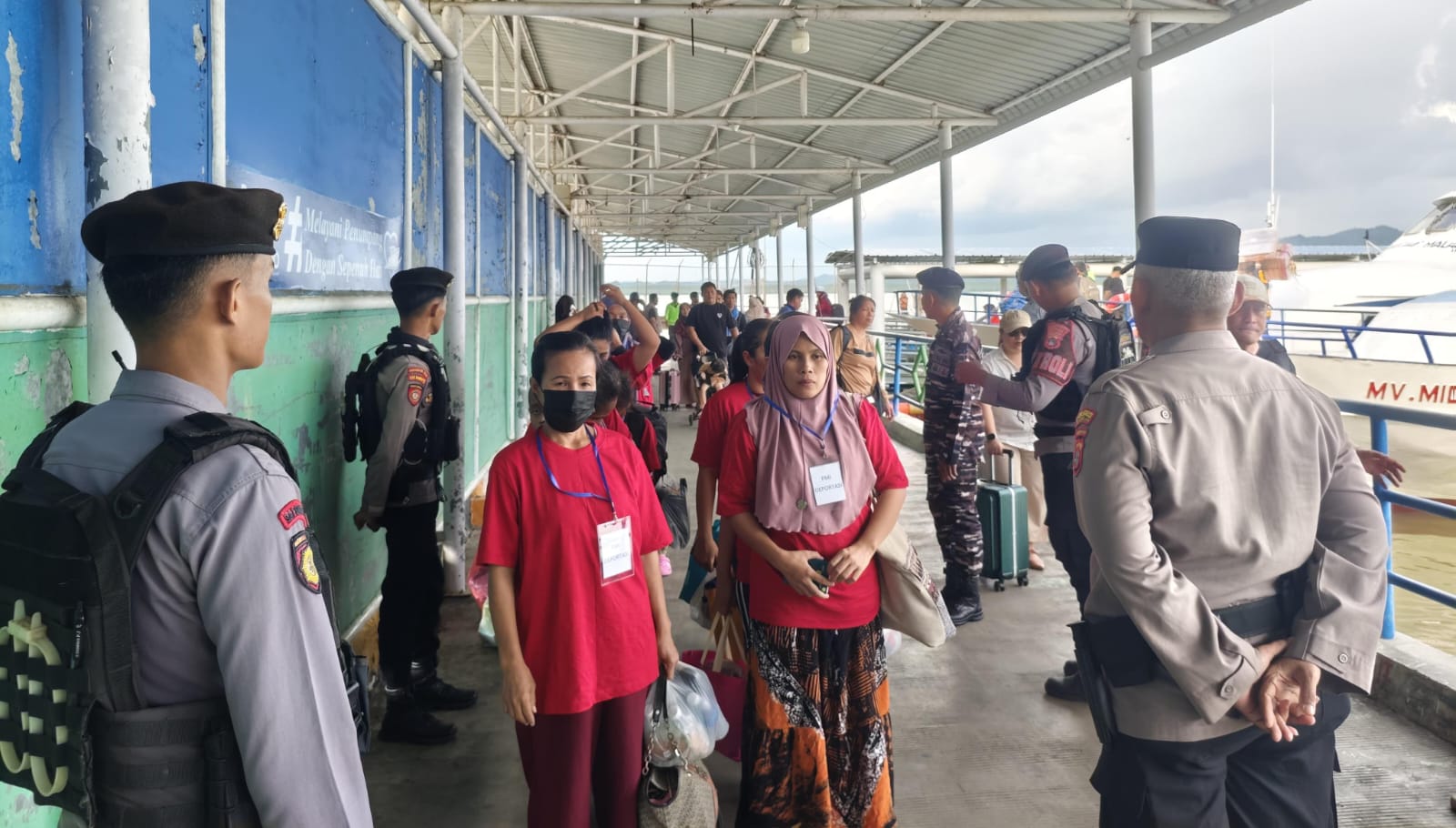 TIBA DI TANAH AIR: Ratusan PMI yang dipulangkan saat tiba di Pelabuhan Tunon Taka, Nunukan