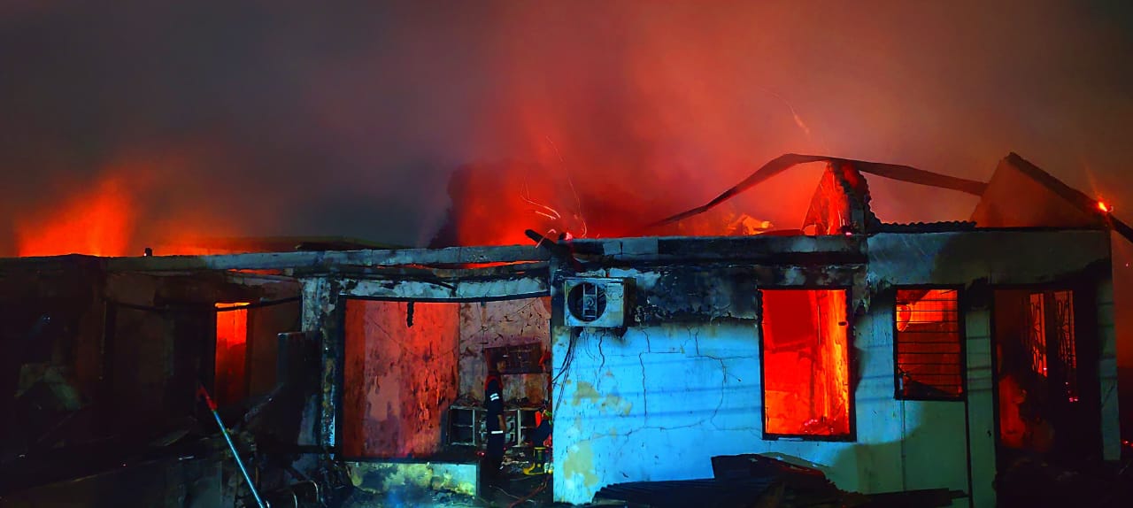 TERBAKAR: Bangunan asrama polisi yang habis di lahap si jago merah FOTO:NATANAEL/RADAR TARAKAN