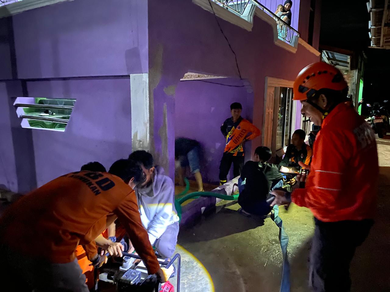 DOKUMENTASI WARGA BANJIR ROB: Banjir rob terjadi di wilayah pesisir Sungai Bolong pada Jumat 5/12