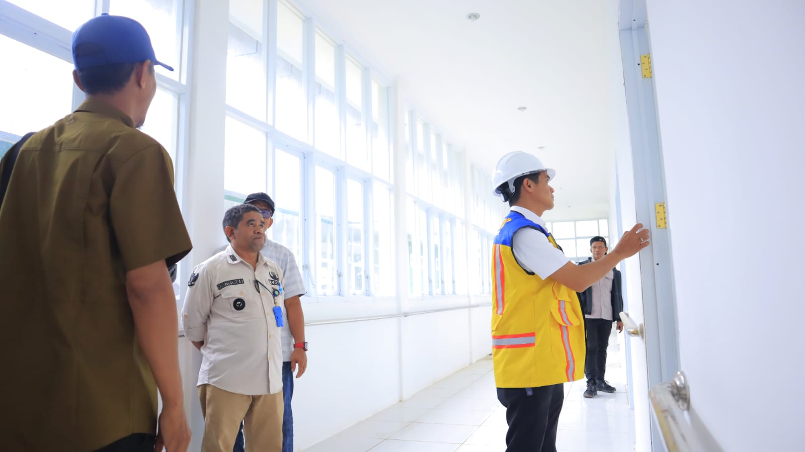 PENGECEKAN: Bupati Nunukan H. Irwan Sabri saat melakukan peninjauan pembangunan di wilayah Tulin Onsoi