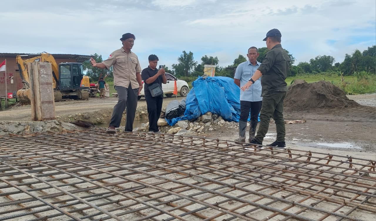 DIKEBUT : Bupati Bulungan meninjau progres pekerjaan jembatan Salimbatu