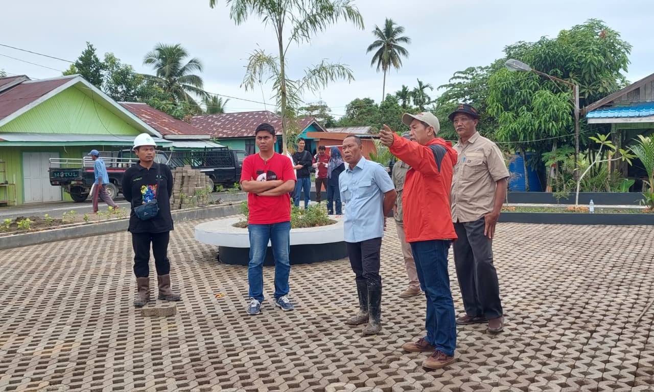 TINJAU LAPANGAN : Bupati Bulungan, Syarwani saat meninjau progres pembangunan taman di Desa Salimbatu