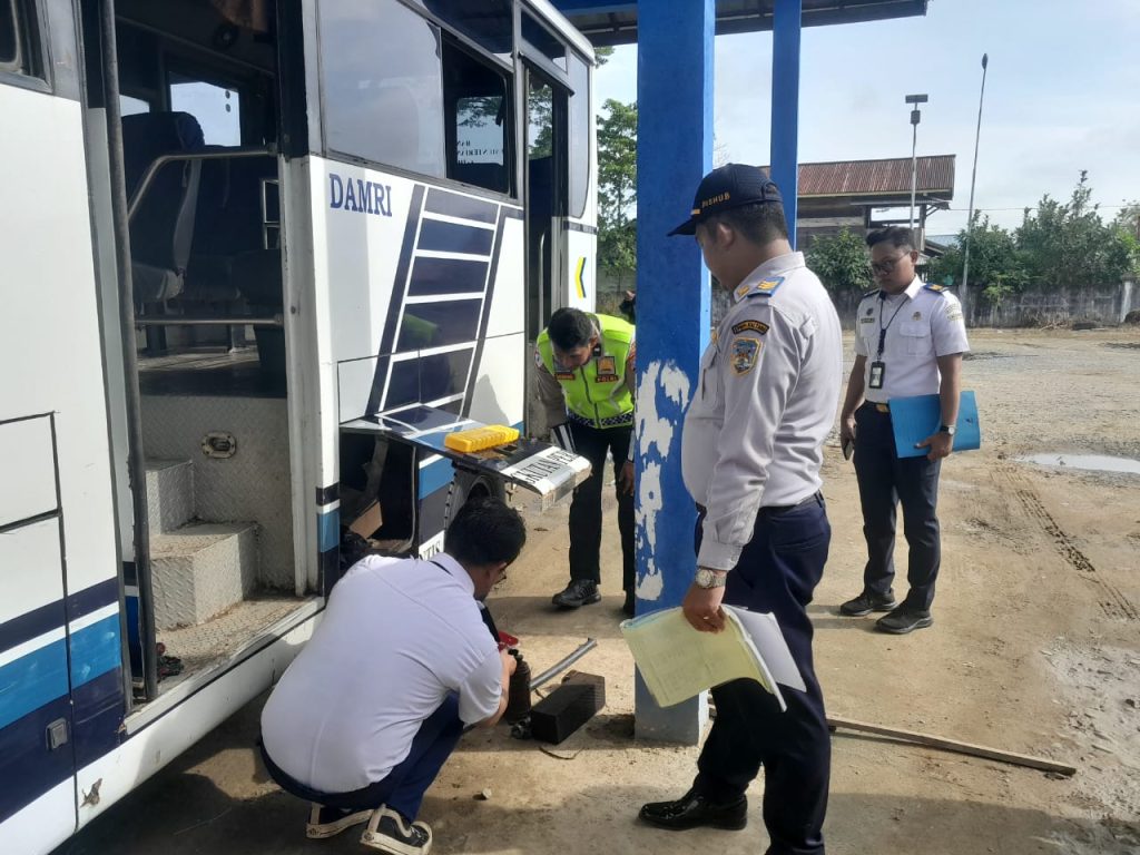 PEMERIKSAAN : Personel Satlantas Polresta Malinau bersama Dishub Malinau memeriksa bus Damri