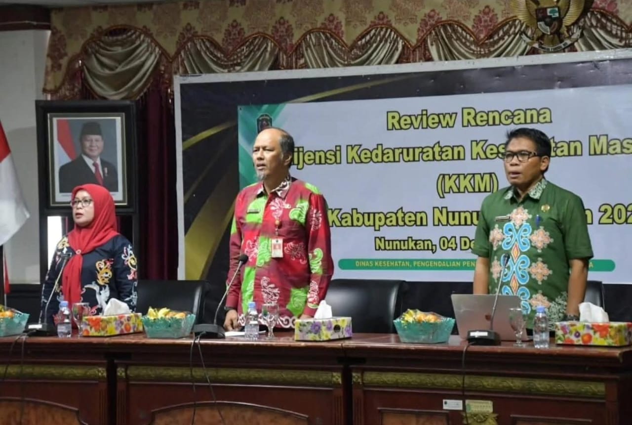 REVIEW : Asisten Pemerintahan dan Kesra, Setkab Nunukan Muhammad Amin didampingi Kepala Dinkes P2KB Nunukan, Hj. Miskiah