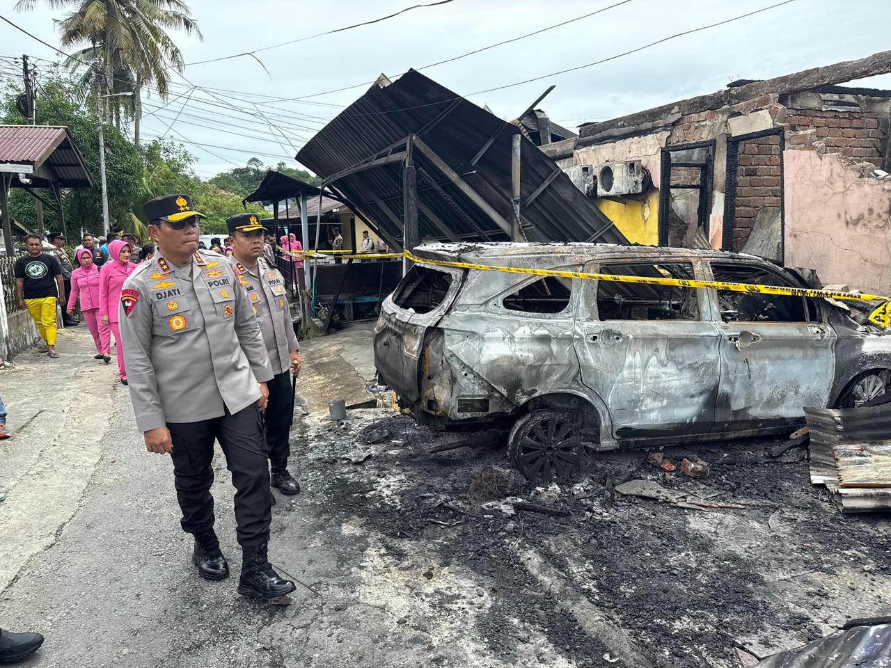 ISTIMEWA HANGUS : Kapolda Kaltara Irjen Pol. Djati Wiyoto Abadhy meninjau lokasi kebakaran yang berdampak terhadap rumah anggota Polres Tarakan