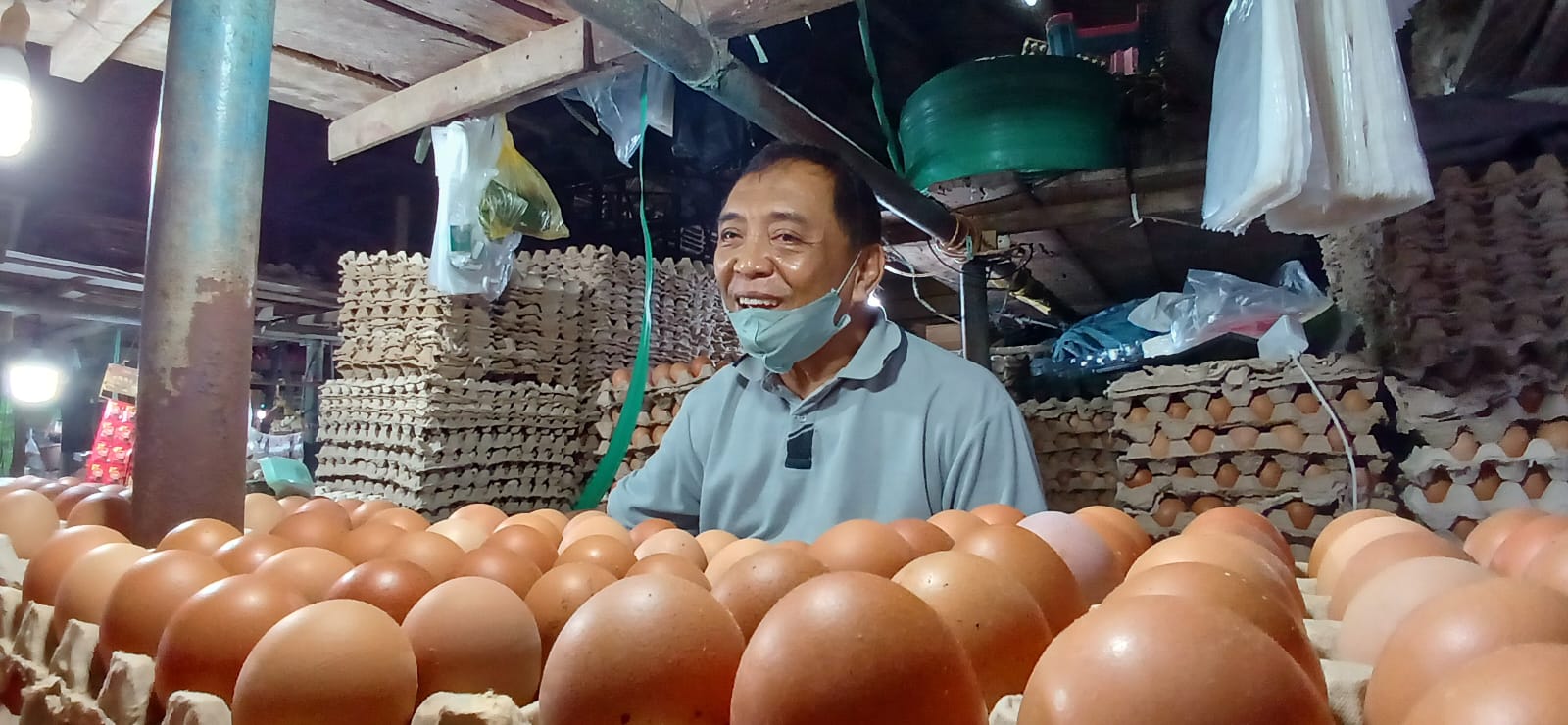 AGUS DIAN ZAKARIA/RADAR TARAKAN NAIK : Penampakan dagangannya telur Ahmad Yani di Pasar Gusher