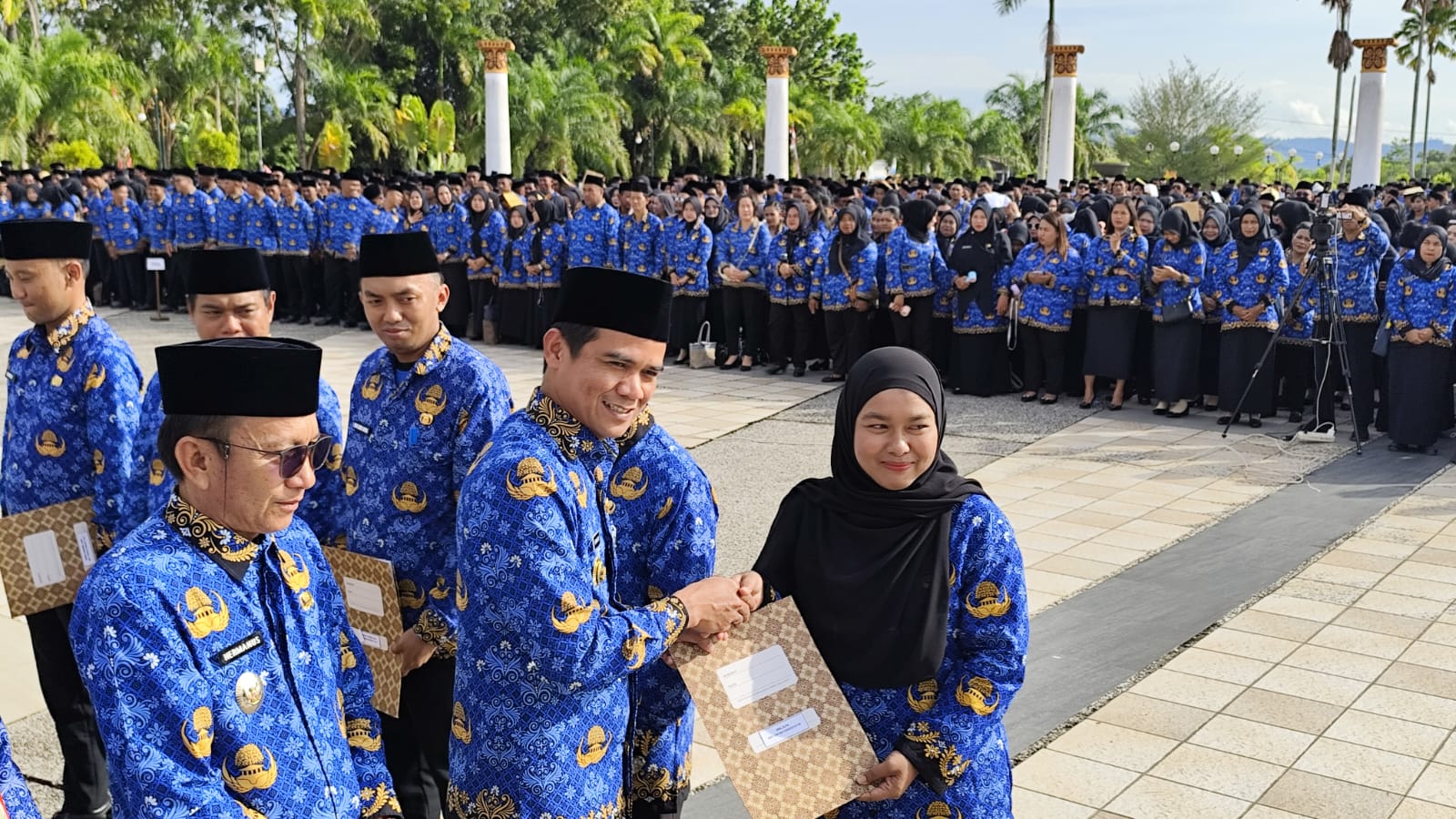 DISERAHKAN: Bupati Nunukan H. Irwan Sabri didampingi Wakil Bupati Nunukan Hermanus saat menyerahkan SK PPPK Paruh Waktu di lapangan Kantor Bupati Nunukan, Senin 8/12 FOTO:ASRULLAH