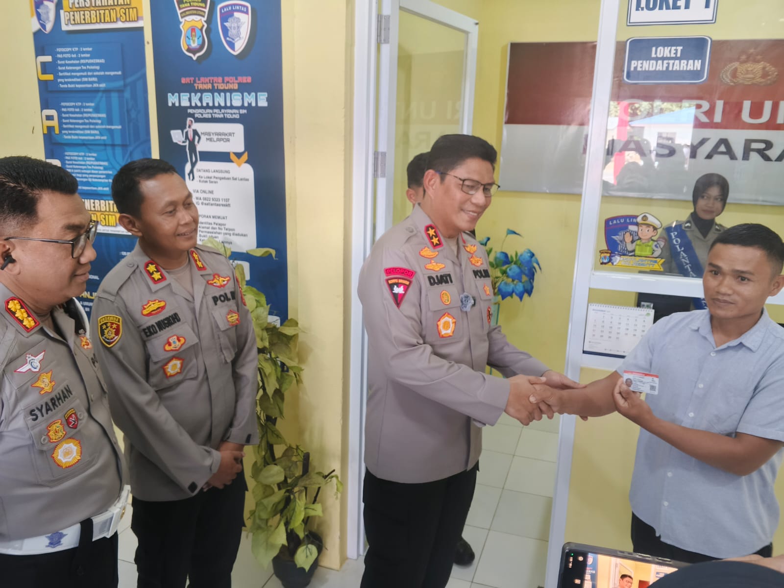 &lrm;PERDANA: Kapolda Kaltara Irjen Pol Djati Wiyoto Abadhy menyerahkan SIM perdana yang dicetak di Polres Tana Tidung, Senin 8/12/2025 FOTO; Sopian/RADAR TARAKAN &lrm;