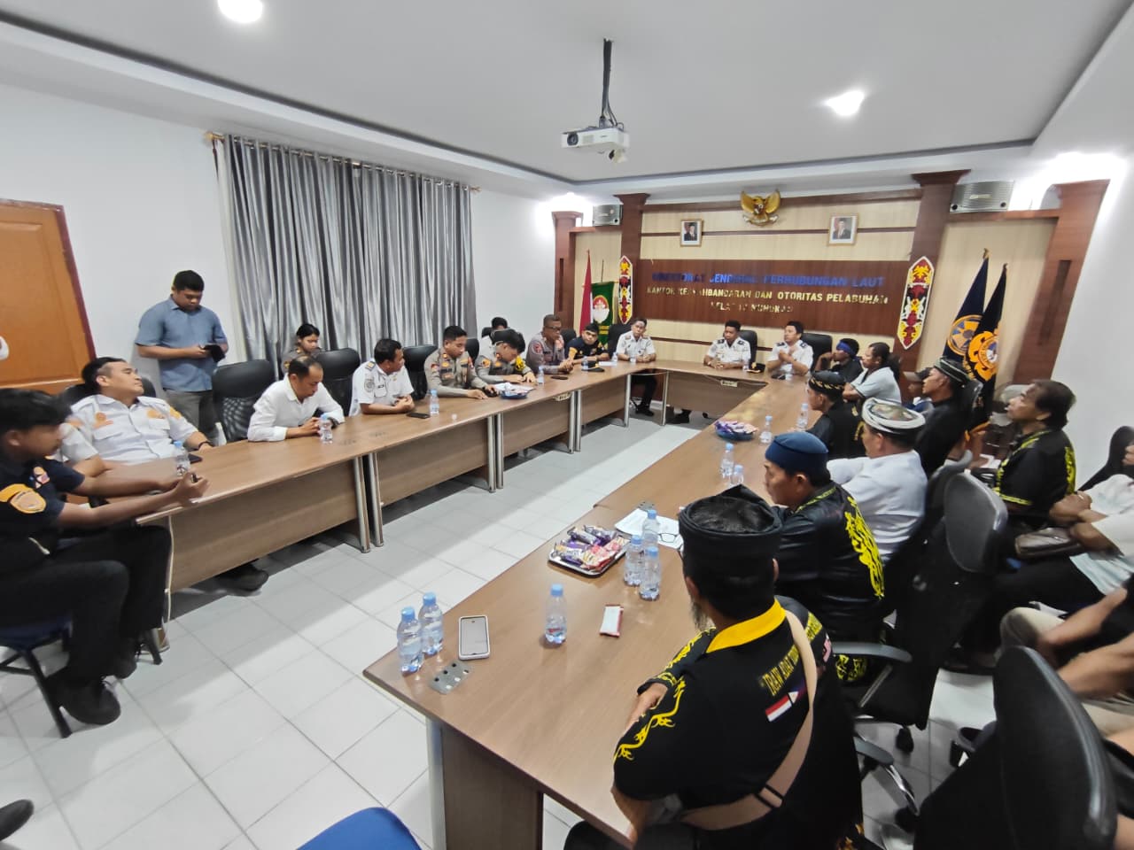 RAPAT BERSAMA: Orang tua korban kecelakaan speedboat bersama perwakilan adat tidung kembali menagih janji ganti rugi, di kantor KSOP Nunukan FOTO:RIKO ADITYA/RADAR TARAKAN