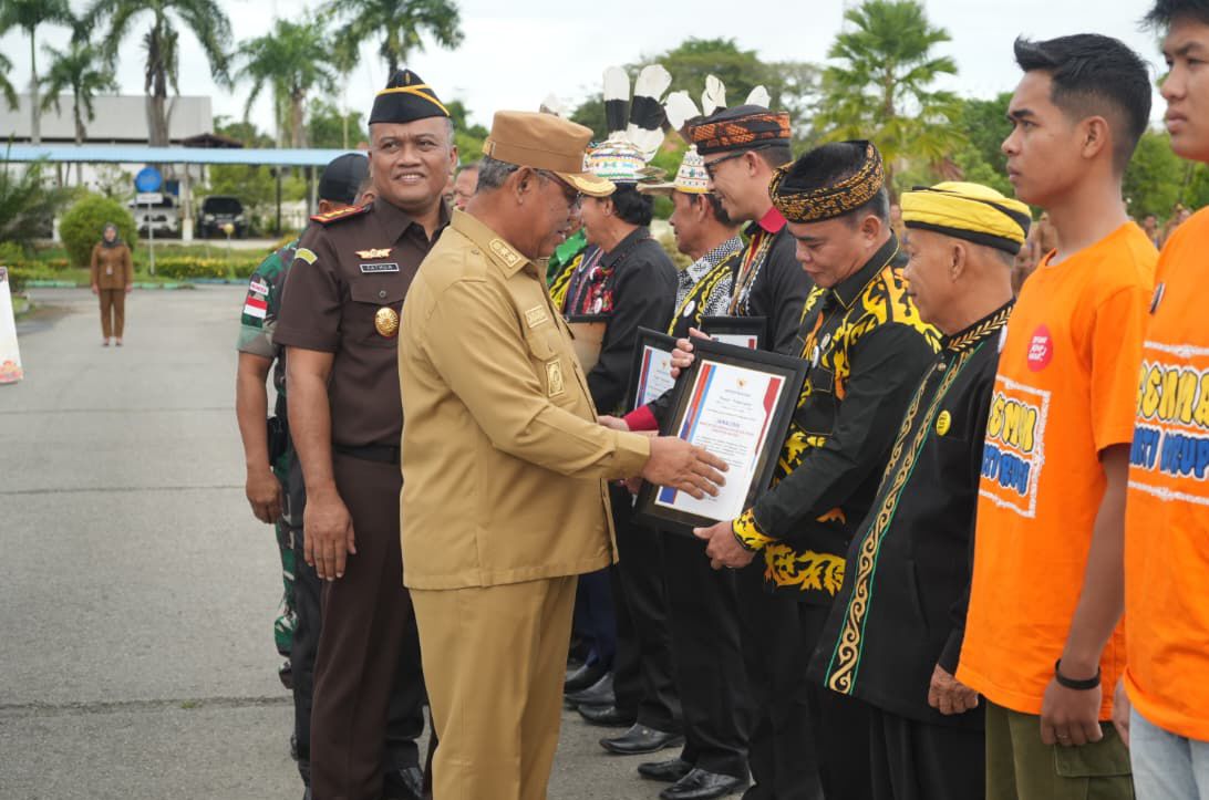 DIPA/RADAR TARAKAN HAKORDIA: Wabup Jakaria berikan penghargaan kepada lembaga adat di Malinau