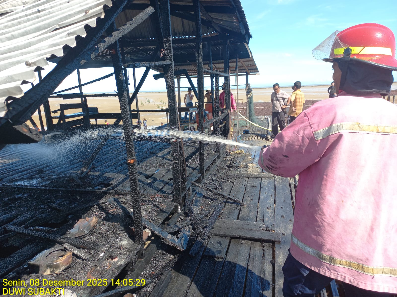 DOK DISDAMKAR NUNUKAN HANGUS TERBAKAR: Rumah kayu di Desa Bukit Aru Indah Sebatik Utara ludes dilalap si jago merah pada Senin siang