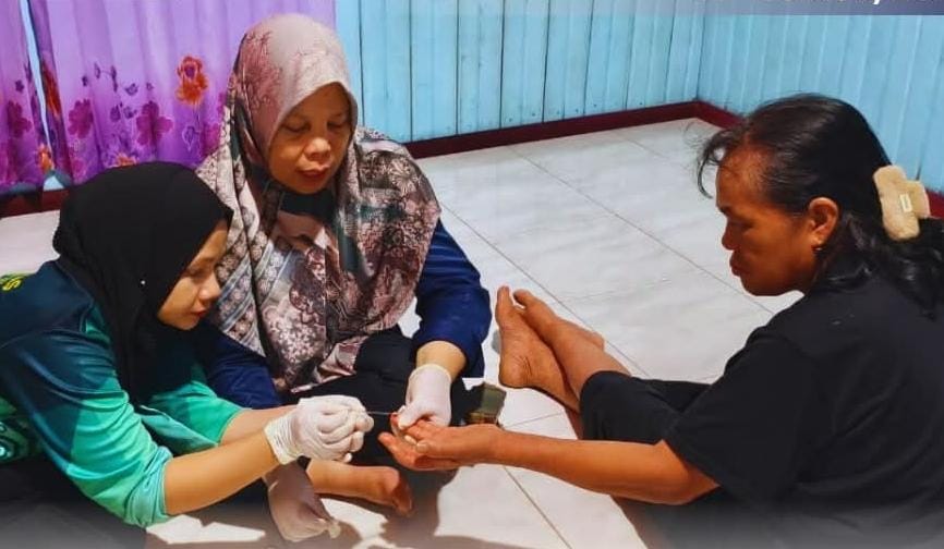 ANTISIPASI : Petugas Dinkes Bulungan melakukan skrining SDJ Filariasis