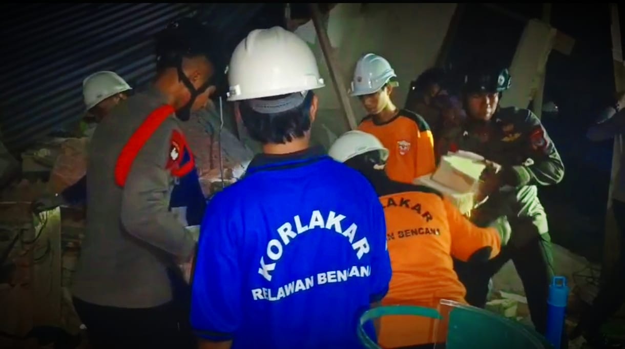 NATANAEL/RADAR TARAKAN. TERBATAS : Evakuasi rumah yang terdampak gempa bumi di Tarakan