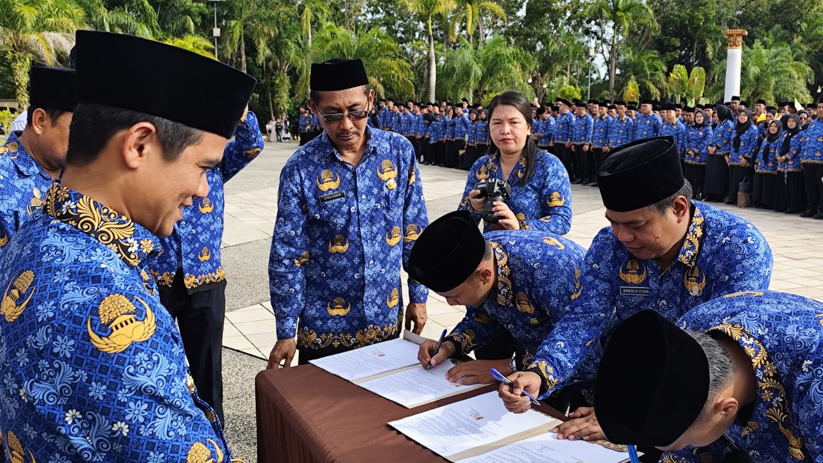 KONTRAK KERJA: Bupati Nunukan H. Irwan Sabri menyaksikan perwakilan PPPK Paruh Waktu 2025 saat menandatangani kontrak kerja, Senin 8/12 FOTO:ASRULLAH