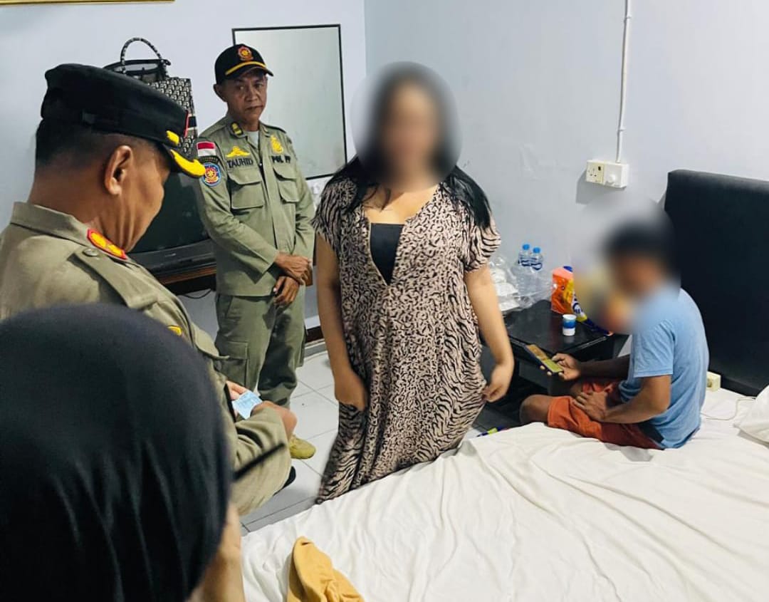 PEMERIKSAAN: Personel Satpol PP Nunukan saat memeriksa identitas pengunjung hotel dan penginapan di Nunukan, Sabtu (6/12) lalu.