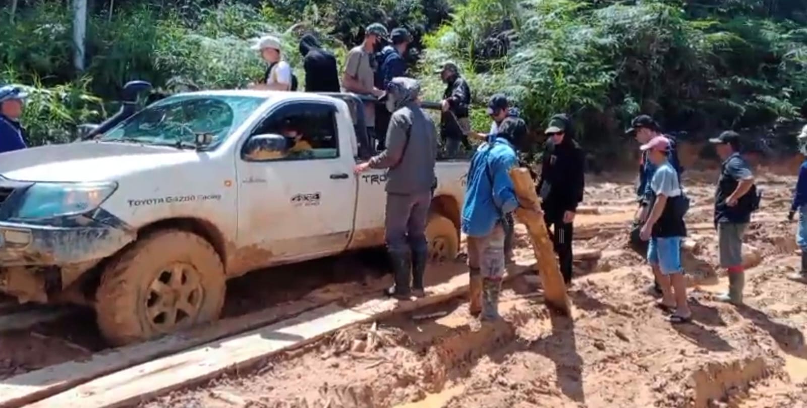 SULIT DILEWATI: Tampak kondisi jalan yang berlumpur membuat kendaraan mobil sulit melewati jalan utama antar kecamatan.