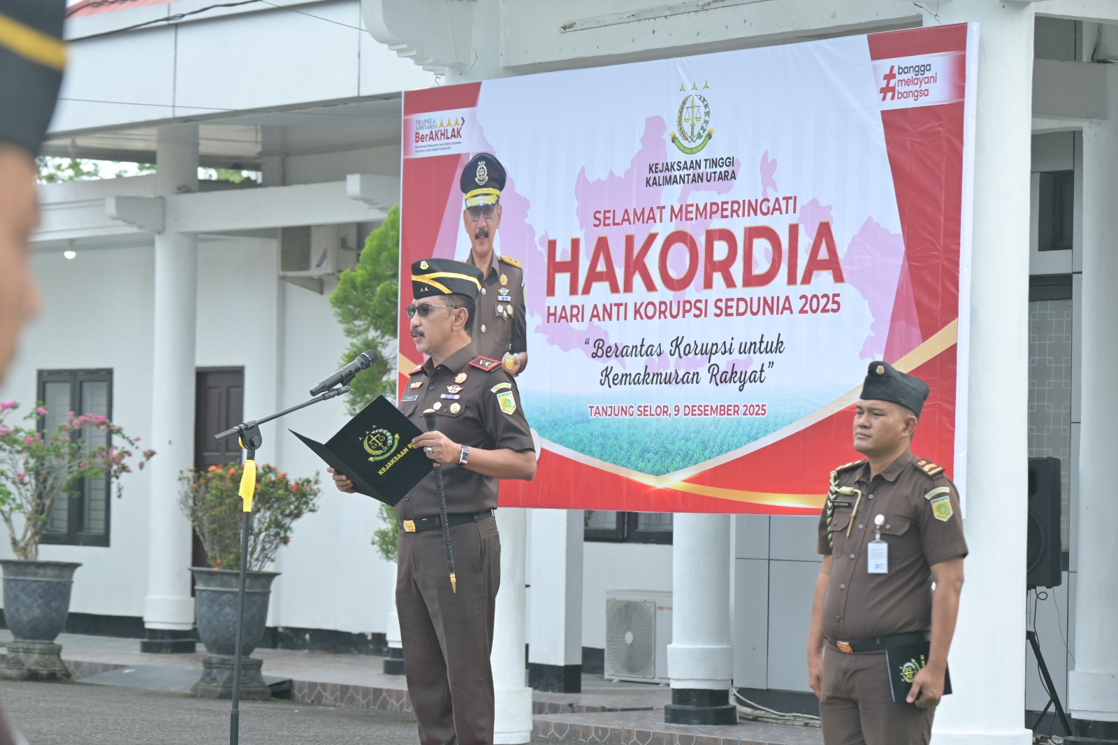 BERI ARAHAN : Kepala Kejati Kaltara memimpin upacara Hakordia 2025