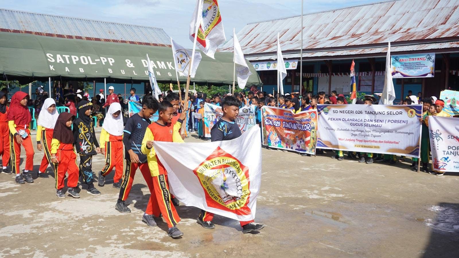 PEMBUKAAN : Siswa-siswi dari berbagai sekolah mengikuti kegiatan defile pada pembukaan Porseni Bulungan, tingkat SD FOTO:Taslee/Radar Tarakan