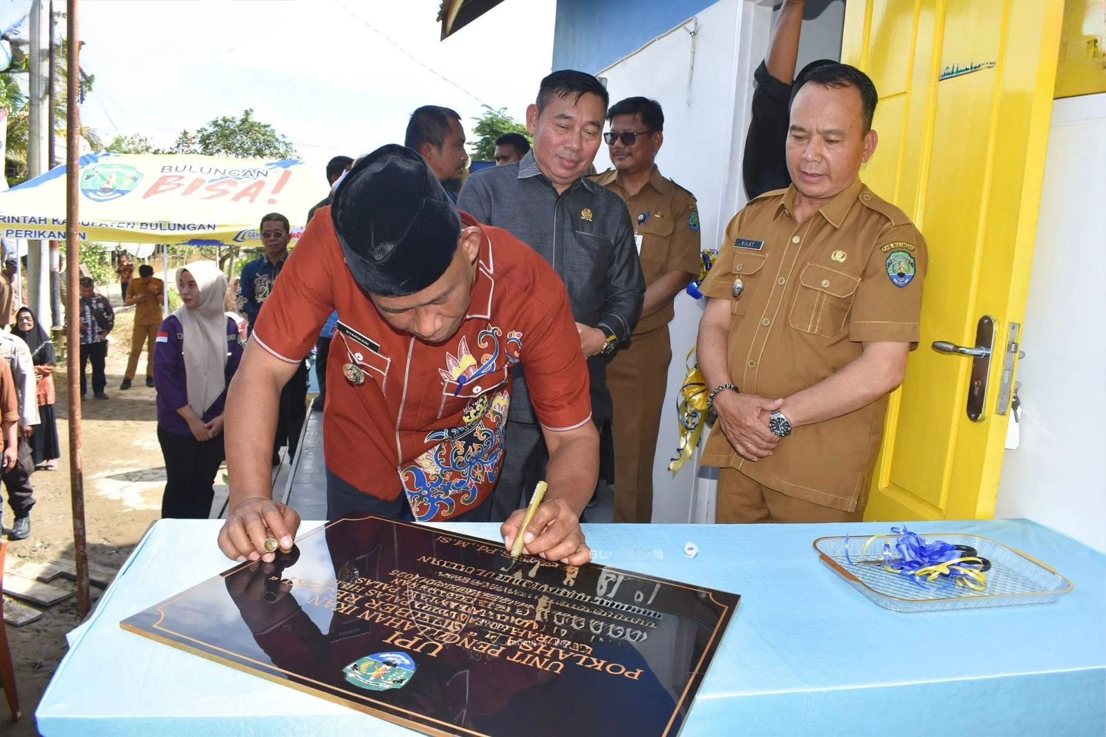 DIRESMIKAN : Bupati Bulungan secara simbolis meresmikan rumah produksi perikanan di Tanjung Palas Hilir FOTO:Taslee/Radar Tarakan  &nbsp;