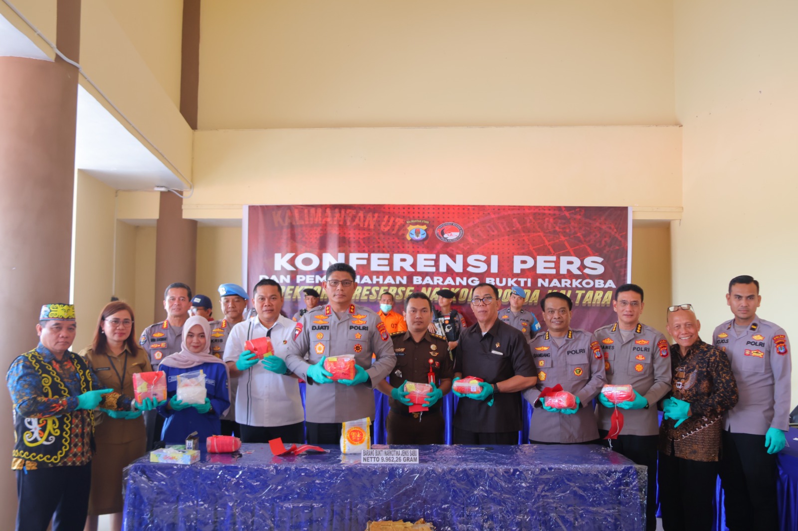 UNGKAP KASUS : Kapolda Kaltara bersama forkopimda memperlihatkan BB pengungkapan kasus narkoba