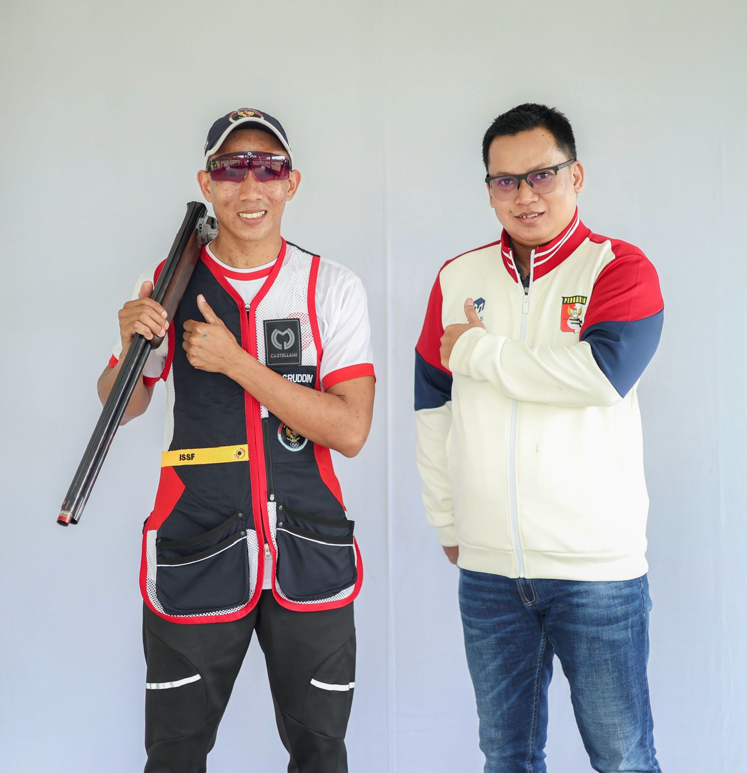 BANGGA : Nasruddin (kiri) atlet Kaltara akan berlaha di SEA Games 2025 Thailand di nomor individu skeet men FOTO:ELIAZAR/RADAR TARAKAN