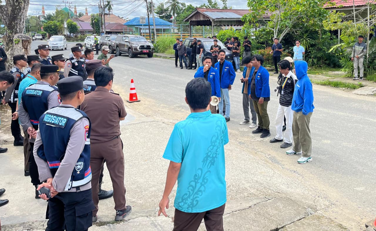 SAMPAIKAN ASPIRASI : Mahasiswa menyampaikan aspirasi di Halaman Kantor Kejati Kaltara