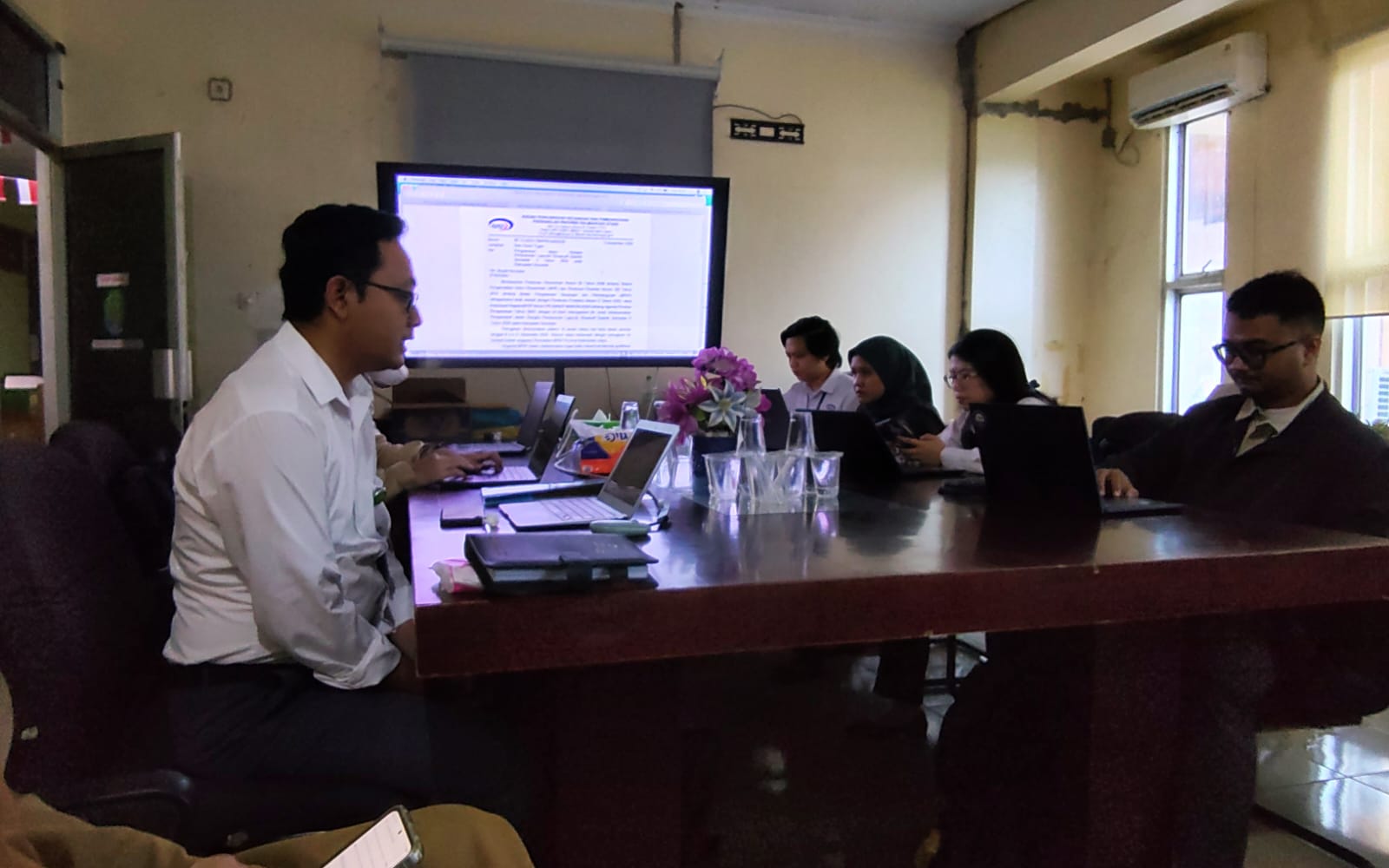 PEMERIKSAAN: Tim Badan Pengawasan Keuangan dan Pembangunan (BPKP) Perwakilan Kalimantan Utara (Kaltara) saat melakukan monitoring dan evaluasi, Selasa (9/12).