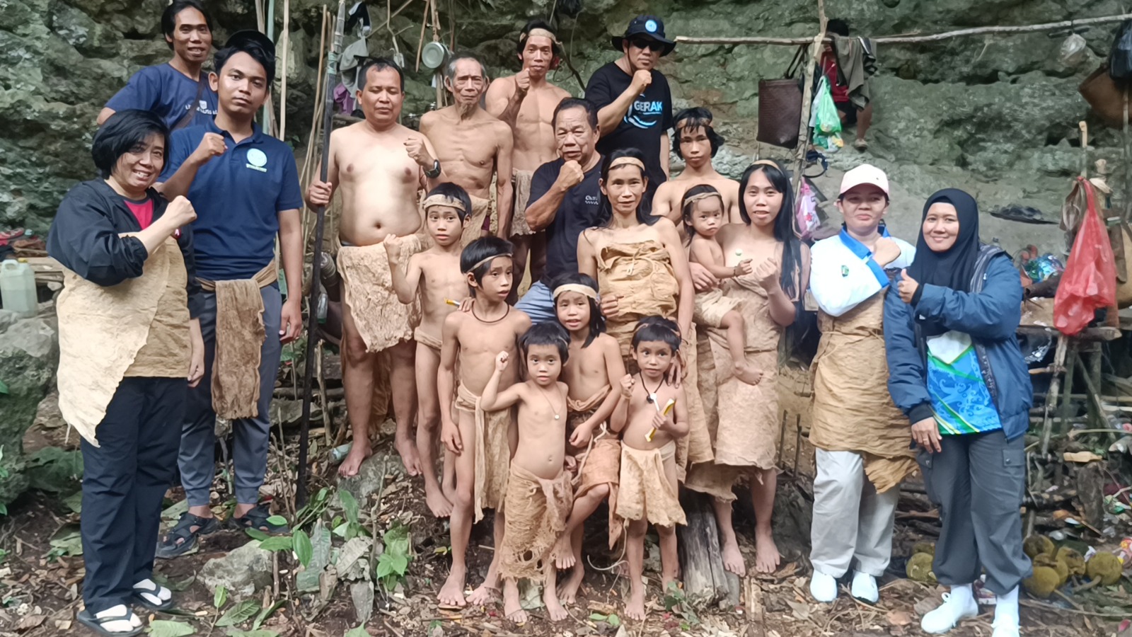 ABADIKAN MOMEN : Kemensos bersama akademisi dan Dinsos berfoto bersama warga warga Punan Batu Benau