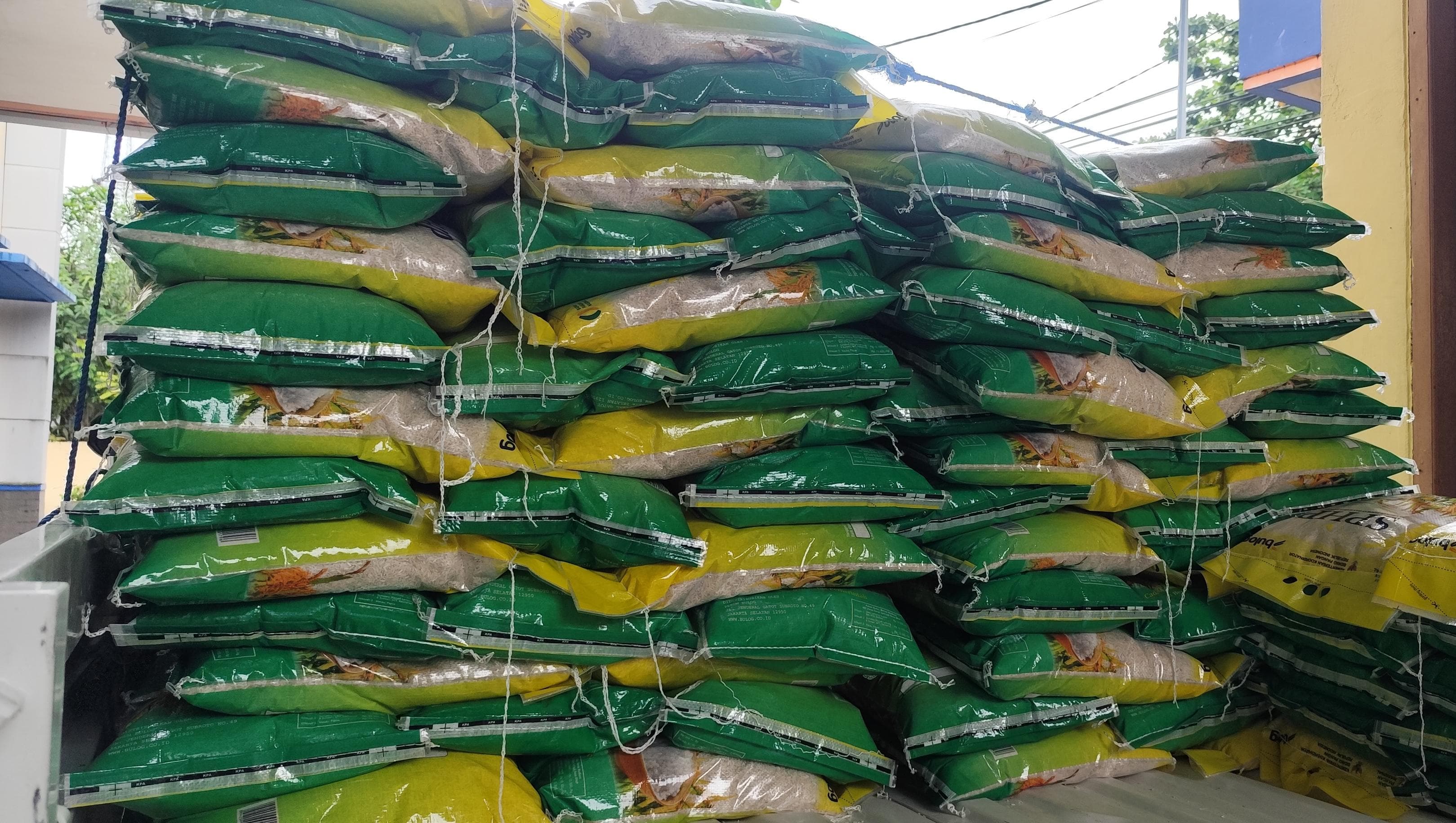 NATANAEL/RADAR TARAKAN.  PANGAN: Beras SPHP Bulog yang siap di distribusikan