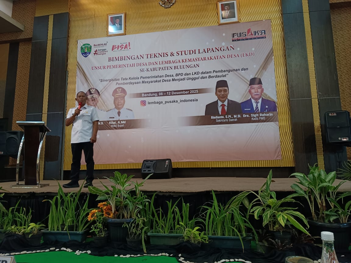BERIKAN ARAHAN : Bupati Bulungan saat memberikan arahan kepada kades