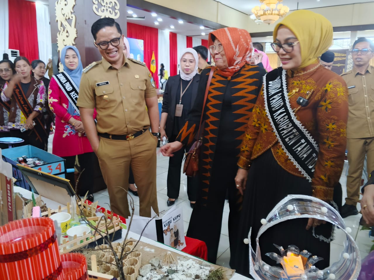 Bupati Ibrahim Ali bersama Bunda PAUD Tana Tidung, Vamelia Ibrahim, meninjau APE di sejumlah sekolah usai acara Apresiasi Guru dan Tenaga Kependidikan PAUD, Selasa 9/12/2025 FOTO: SOPIAN/RADAR TARAKAN