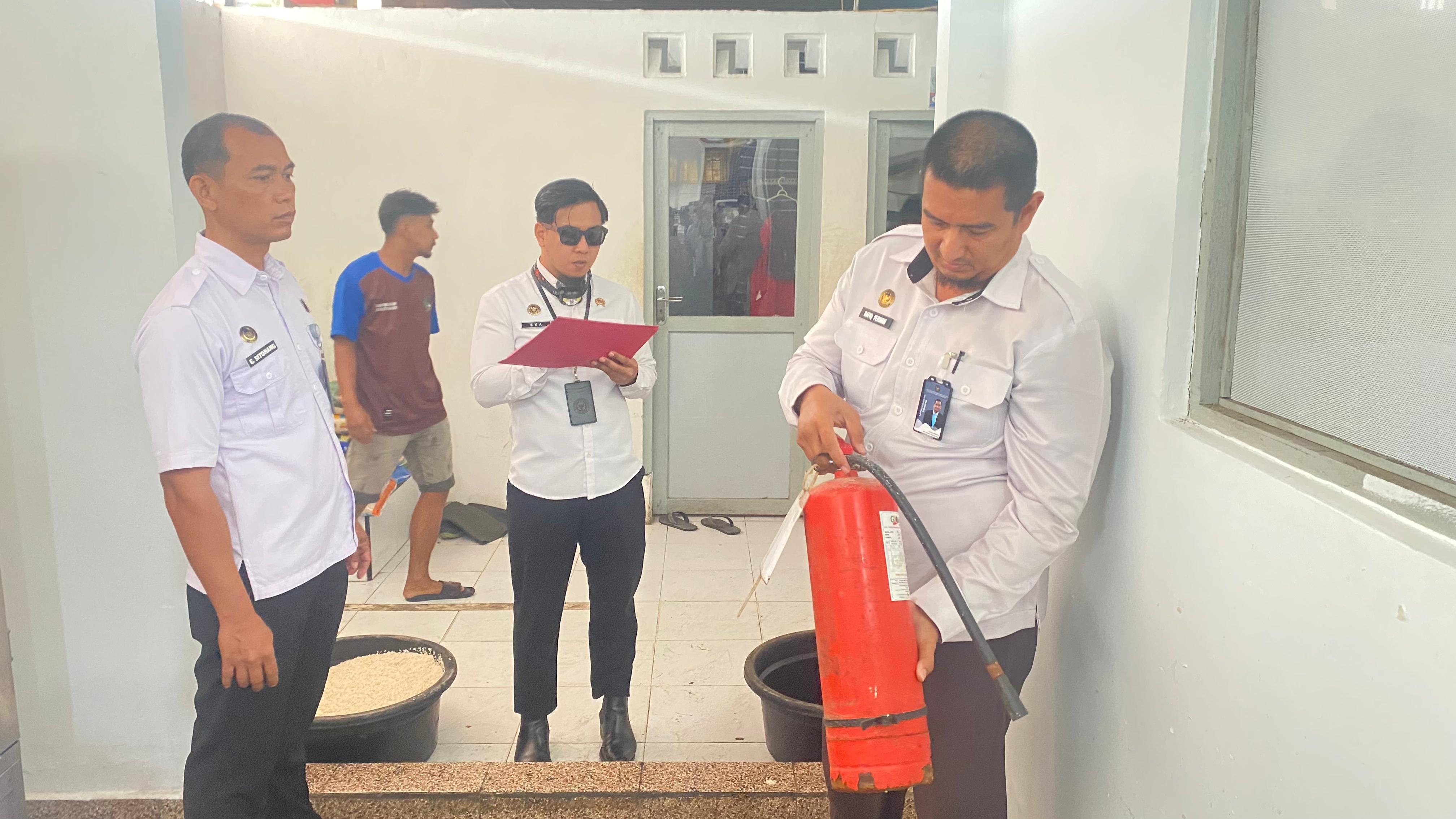 IST  PEMERIKSAAN: Petugas Lapas Kelas IIA Tarakan melakukan pengecekan sarpras APAR dan fire Block