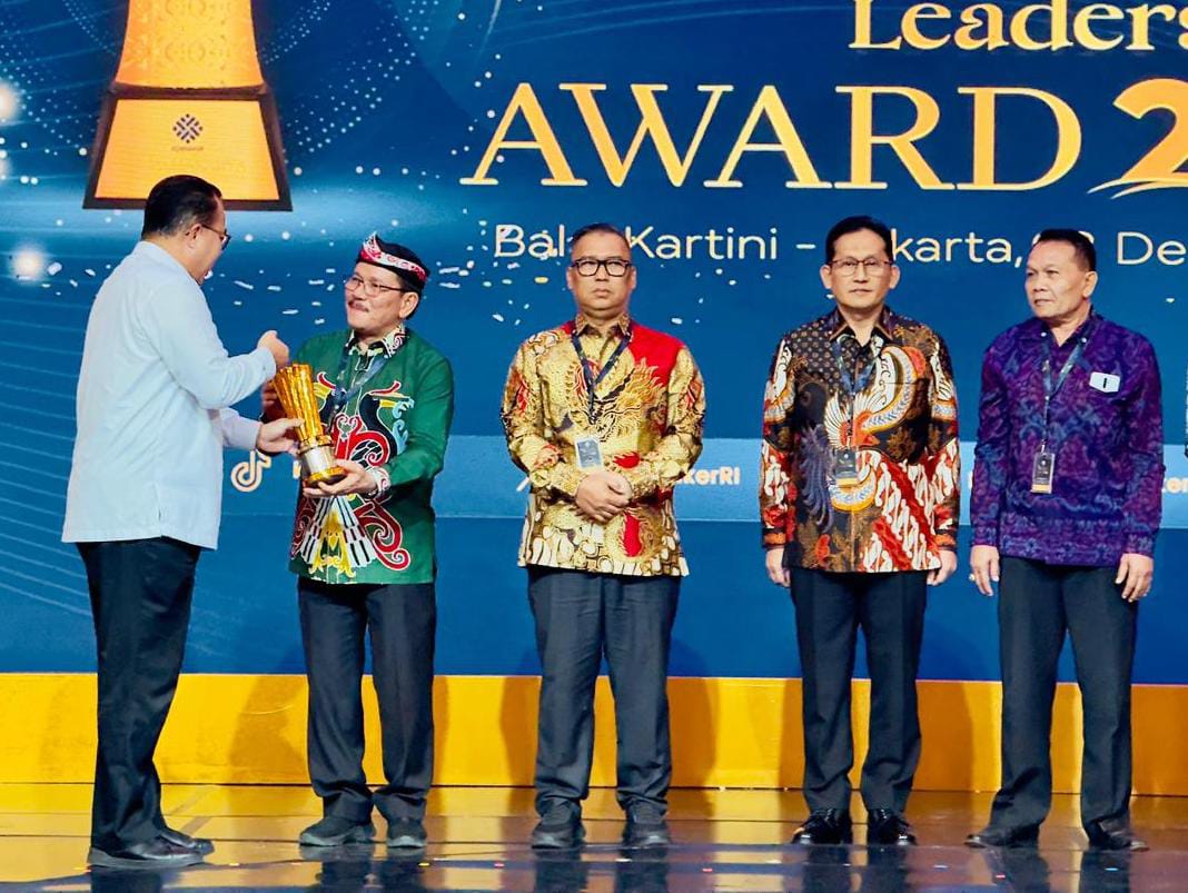 AWARD: Wagub Kaltara, Ingkong Ala saat menerima penghargaan Naker Inspirational Leadership Award 2025 FOTO: ISTIMEWA