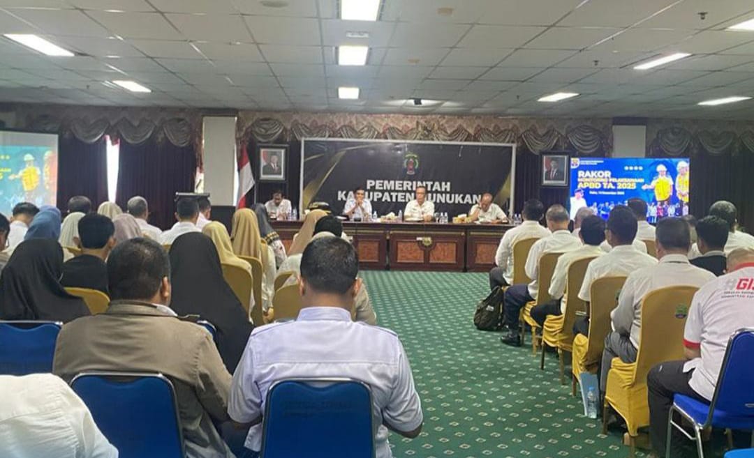 EVALUASI: Bupati Nunukan, H. Irwan Sabri saat didampingi Plt. Sekda Nunukan, Raden Iwan Kurniawan saat memimpin rapat koordinasi (rakor) Monitoring Pelaksanaan APBD tahun anggaran 2025.