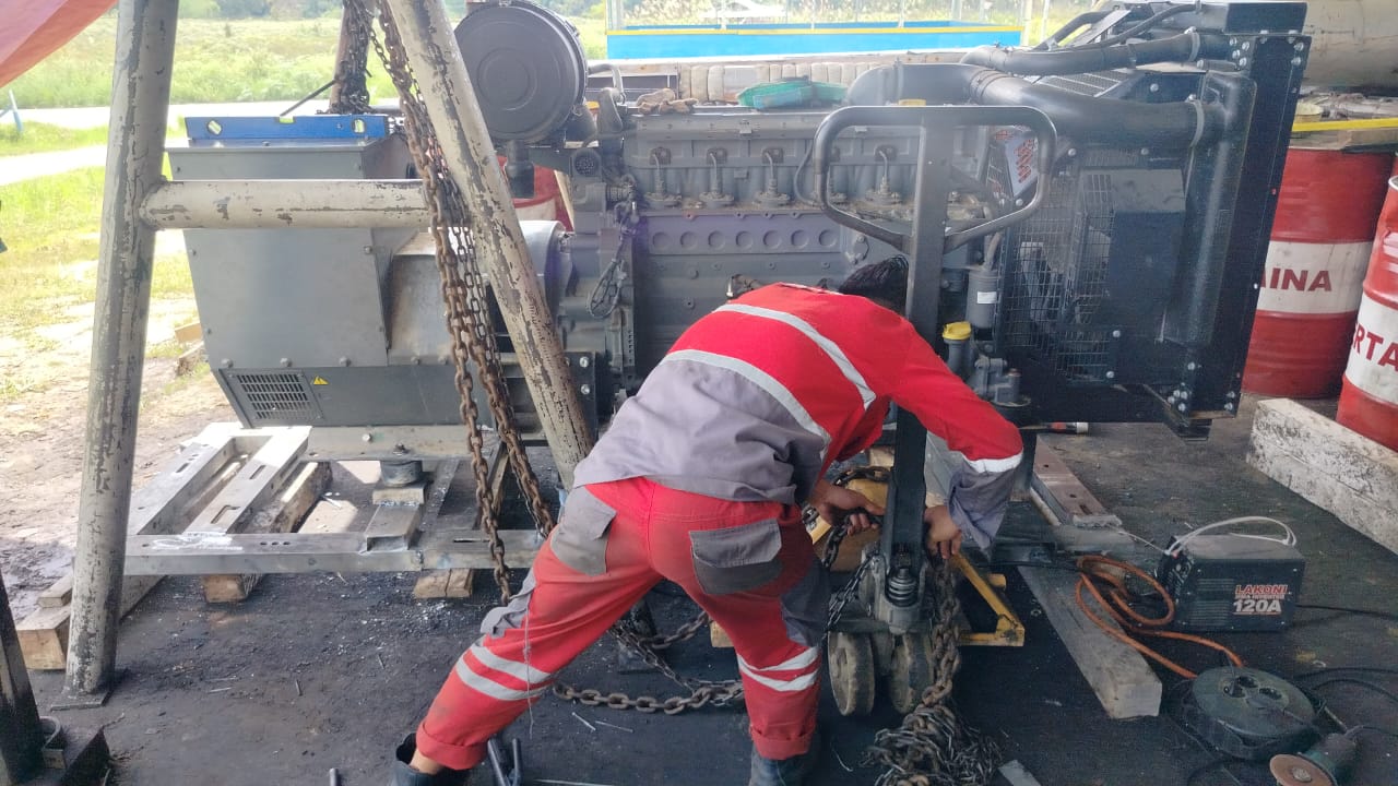 RAKIT MESIN: Sebelum dibawa ke Krayan Selatan, mesin PLN terlebih dahulu dibongkar untuk memudahkan perpindahan.