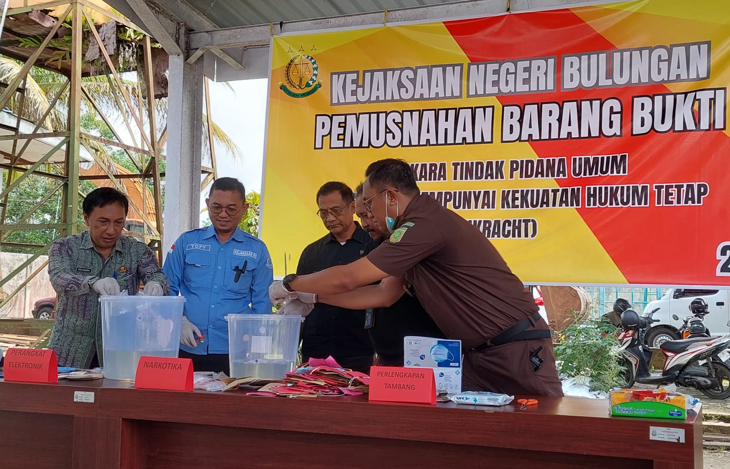&lrm;DIMUSNAHKAN : Kepala Kejari Bulungan memusnahkan BB dari sejumlah perkara tindak pidana umum FOTO; Pijai/RADAR Tarakan &lrm;
