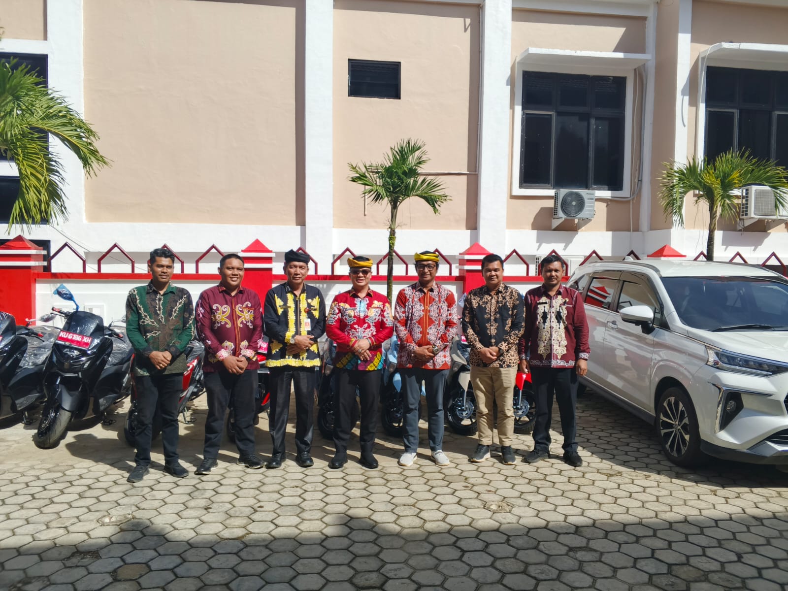 &lrm;OPERASIONAL; Bupati Ibrahim Ali bersama Kepala Badan Kesbangpol serta Komisioner KPU usai penyerahan hibah kendaraan untuk KPU Foto: Sopian/radar Tarakan