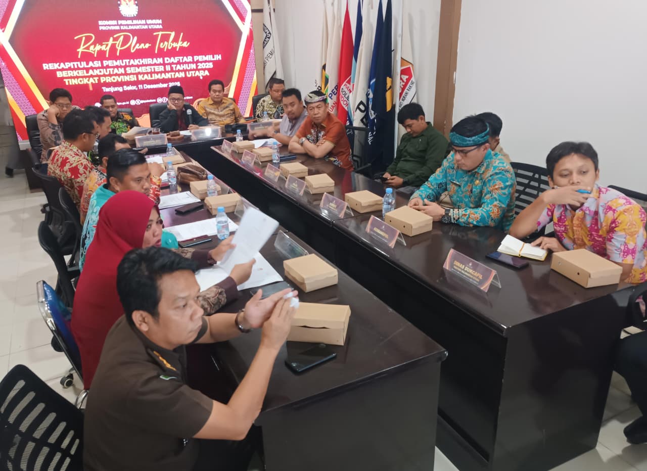 RAPAT PLENO: Pelaksanaan rekapitulasi pemutakhiran data pemilih berkelanjutan di KPU Kaltara FOTO: IWAN K/RADAR TARAKAN