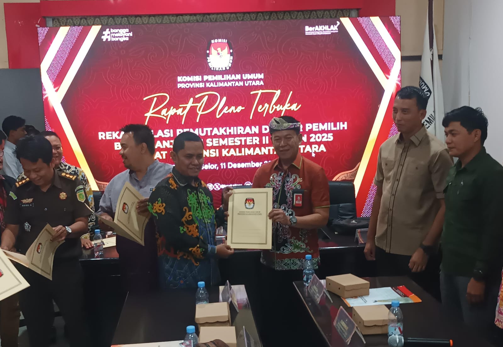 REKAPITULASI: Penyerahan dokumen data pemilih Kaltara hasil pemutakhiran semester II tahun 2025 FOTO: IWAN K/RADAR TARAKAN