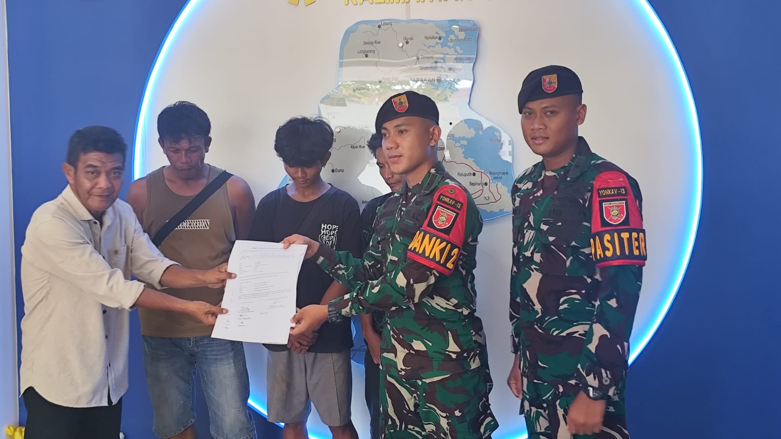 SERAHKAN: Satgas Pamtas Nunukan menyerahkan tiga orang pelintas batas ke Imigrasi Nunukan.