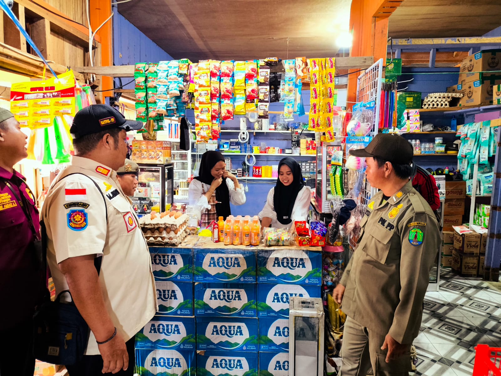 RAZIA MAMIN: Masih ditemukan produk makanan dan minuman kedaluwarsa saat razia mamin digelar di Sembakung Atulai.&nbsp;