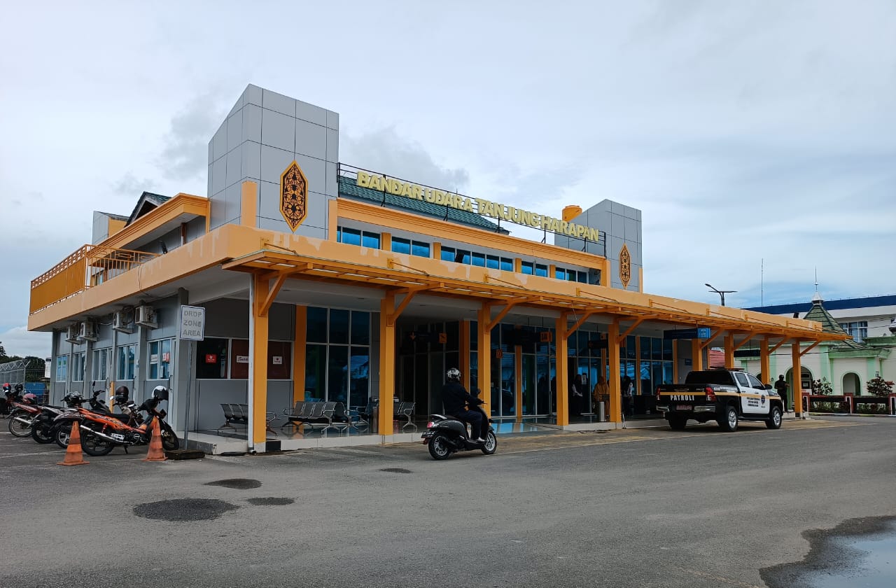 FASILITAS: Bandara Tanjung Harapan, Tanjung Selor. Rencananya ke depan di Tanjung Selor juga akan dibangun bandara hijau FOTO: IWAN K/RADAR TARAKAN