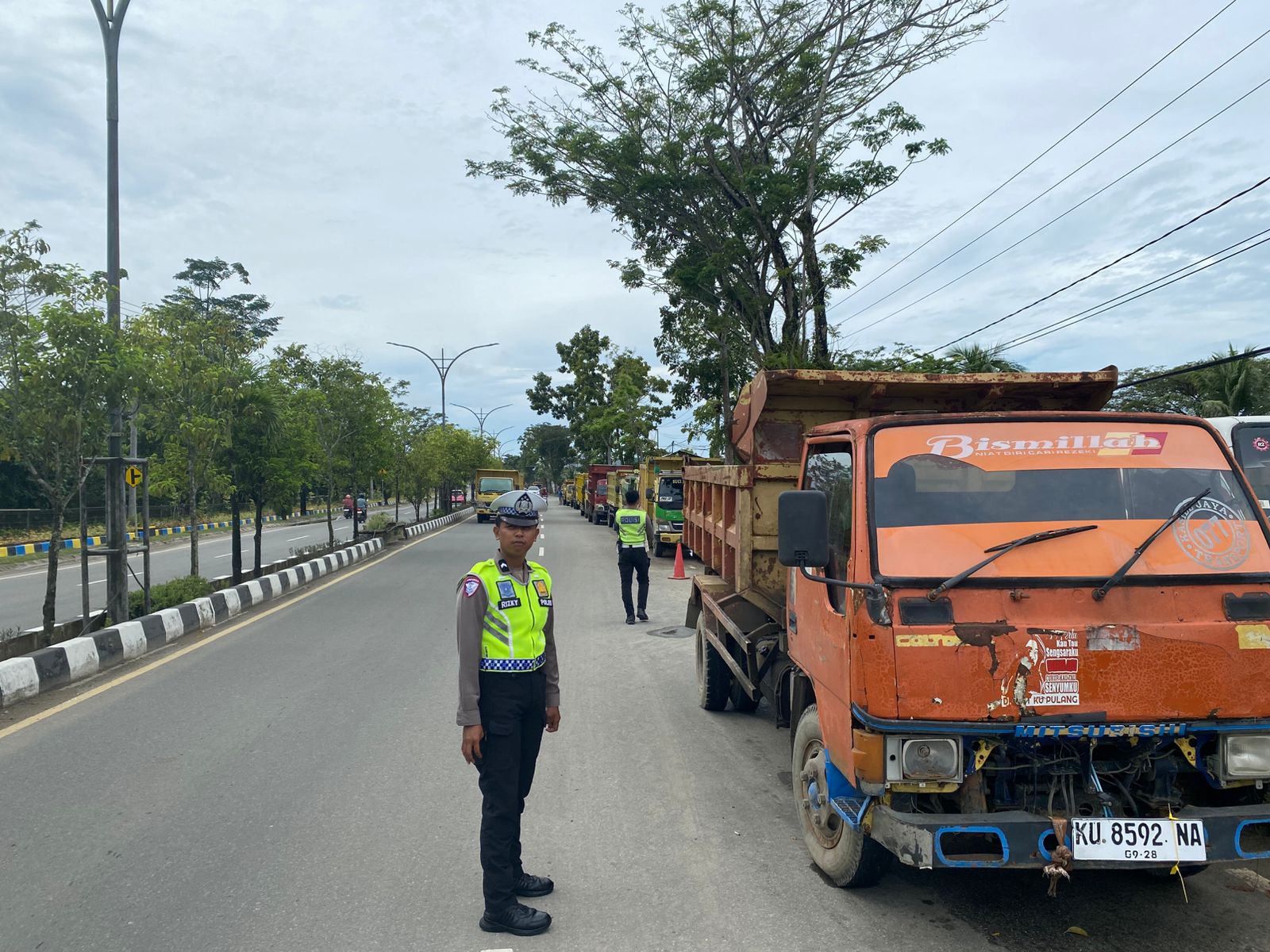 DITERTIBKAN : Personel Satlantas Polerta Bulungan menertibkan truk yang mengantre di SPBU Jalan Sangkawit FOTO:IST