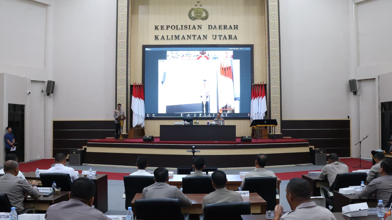 BERIKAN ARAHAN : Wakapolda Kaltara memberikan arahan dalam Taklimat Akhir Audit Kinerja Itwasda