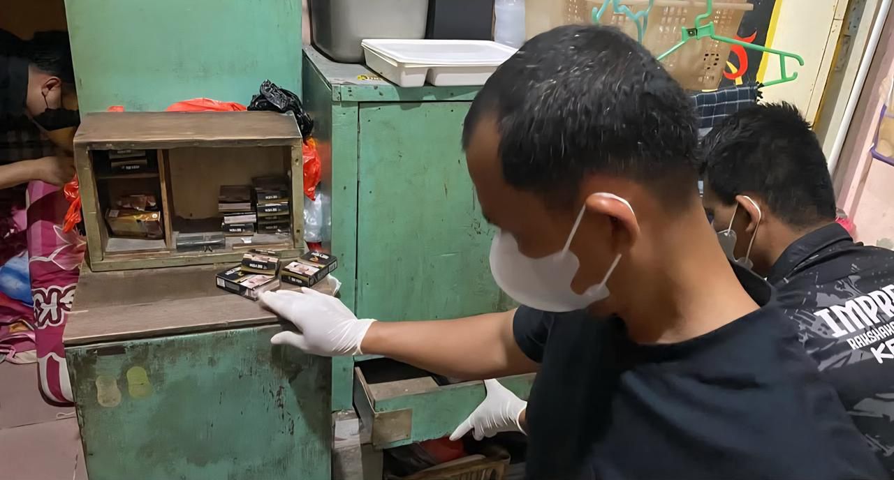 DIPERIKSA : Petugas melakukan razia di kamar hunian WBP dengan sasaran blok delta.