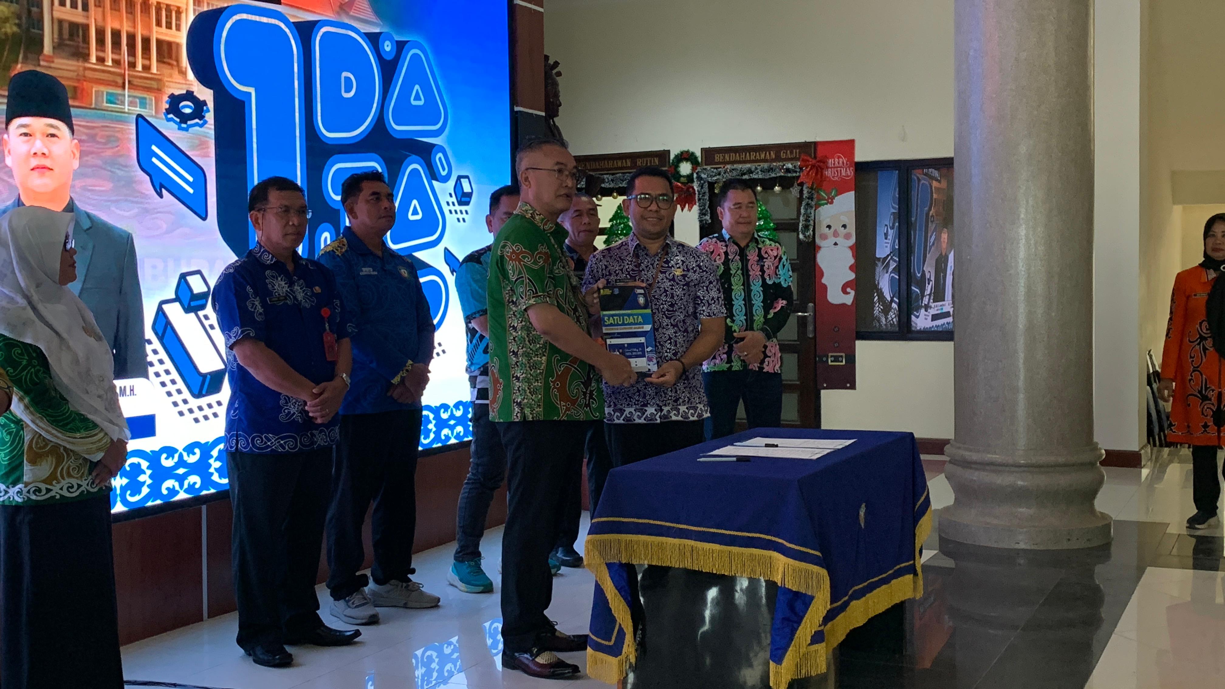 SATU DATA: Bupati Wempi saat meresmikan Portal Satu Data Malinau bersama seluruh OPD Malinau.