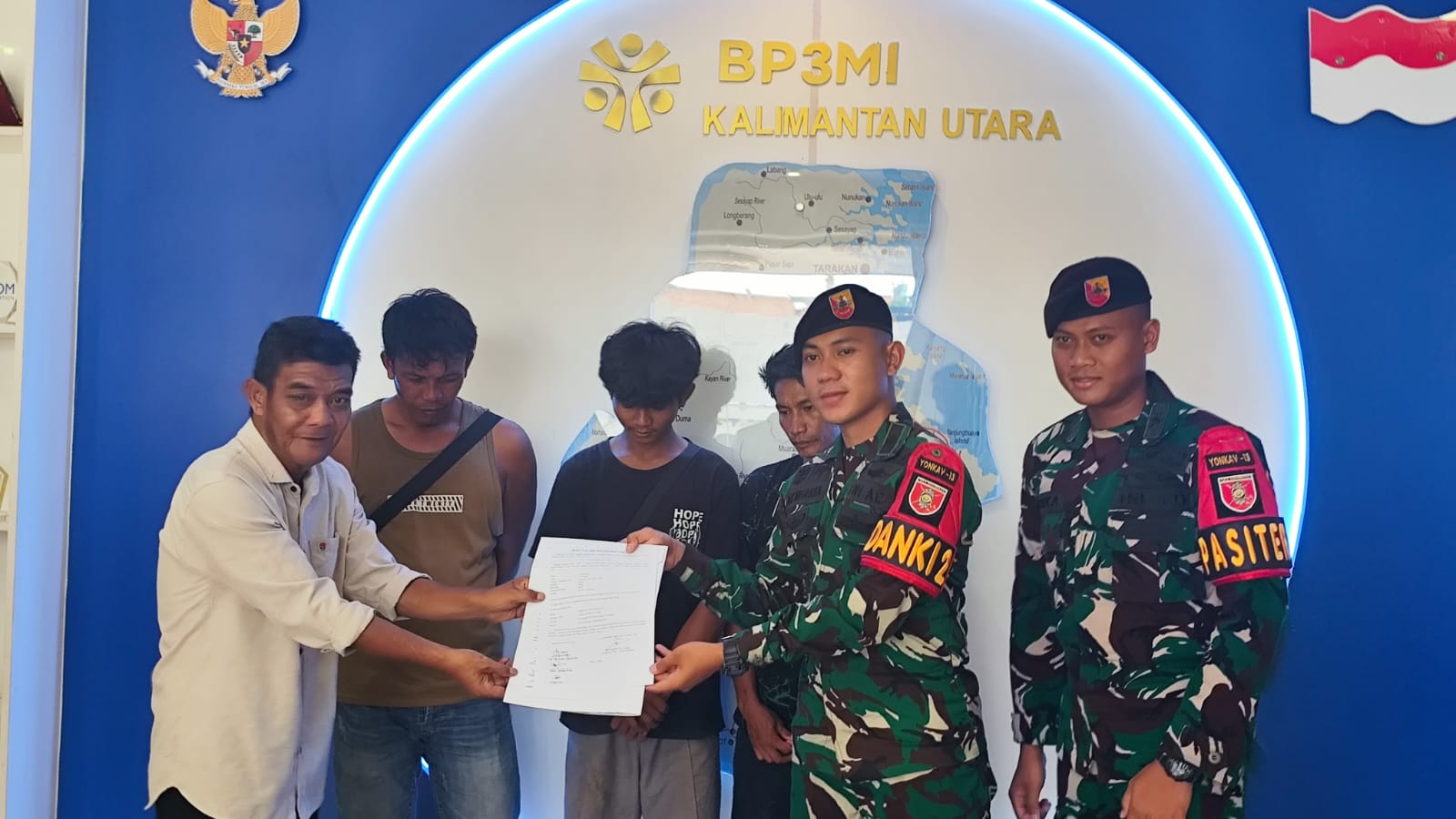 DISERAHKAN: Pasiter Satgas Pamtas RI-MLY Yonkav 13/Satya Lembuswana Kapten Kav Yurika Anggoro Putra menyerahkan tiga orang PMI ke BP3MI Kaltara.