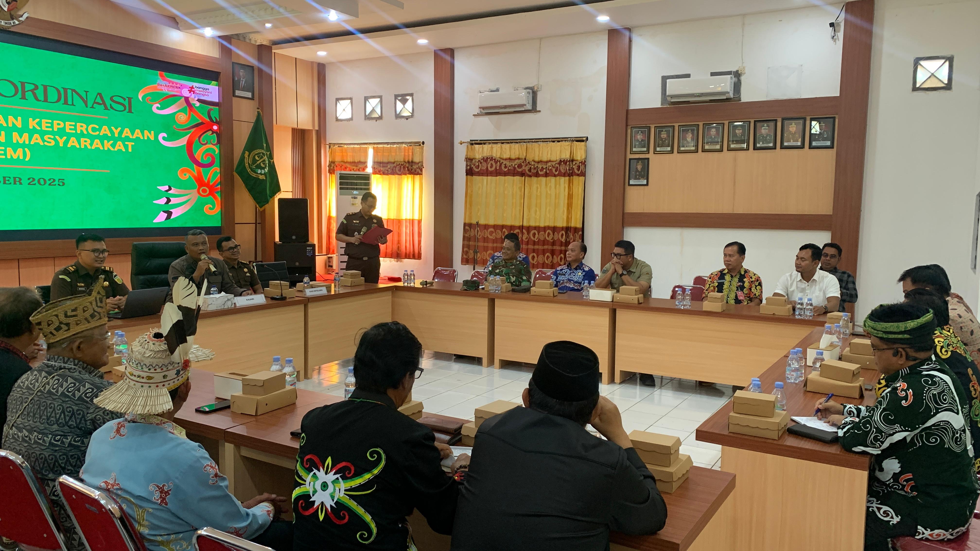 BAHAS TEMUAN: Rapat koordinasi Pengawasan Aliran Kepercayaan dan Keagamaan Masyarakat (Pakem) di Kantor Kejaksaan Negeri Malinau.
